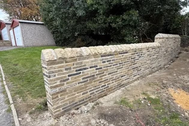 Triangular Wall Toppings